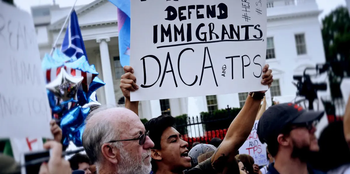 قاضٍ يأمر إدارة ترامب باستئناف العمل ببرنامج "داكا" لحماية المهاجرين