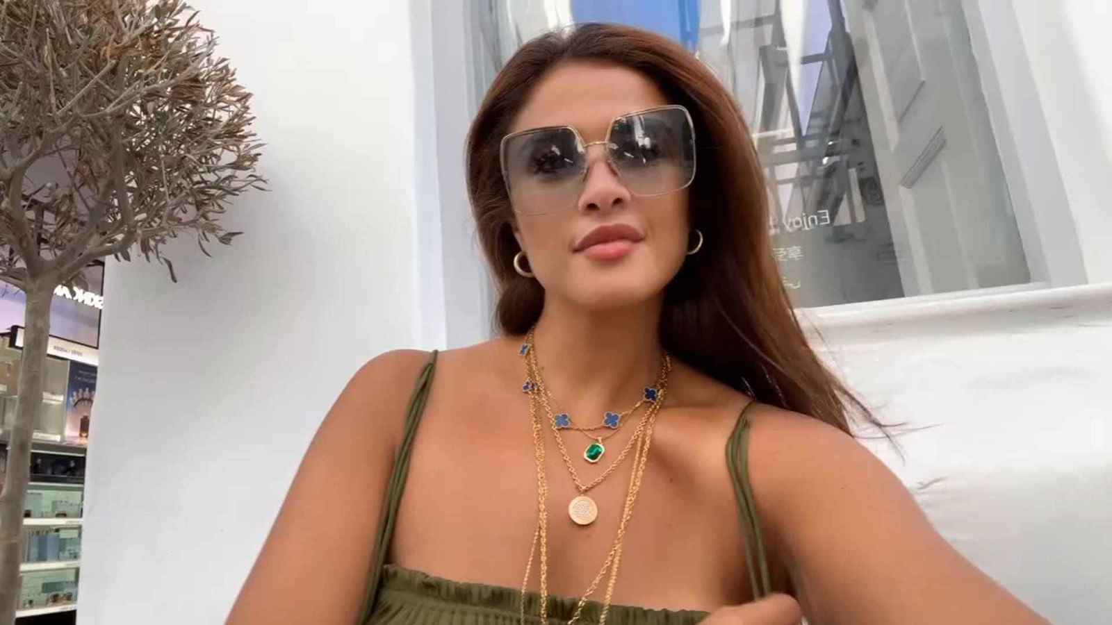 ما قصة ياسمين عبد العزيز مع الثعابين والشمبانزي؟