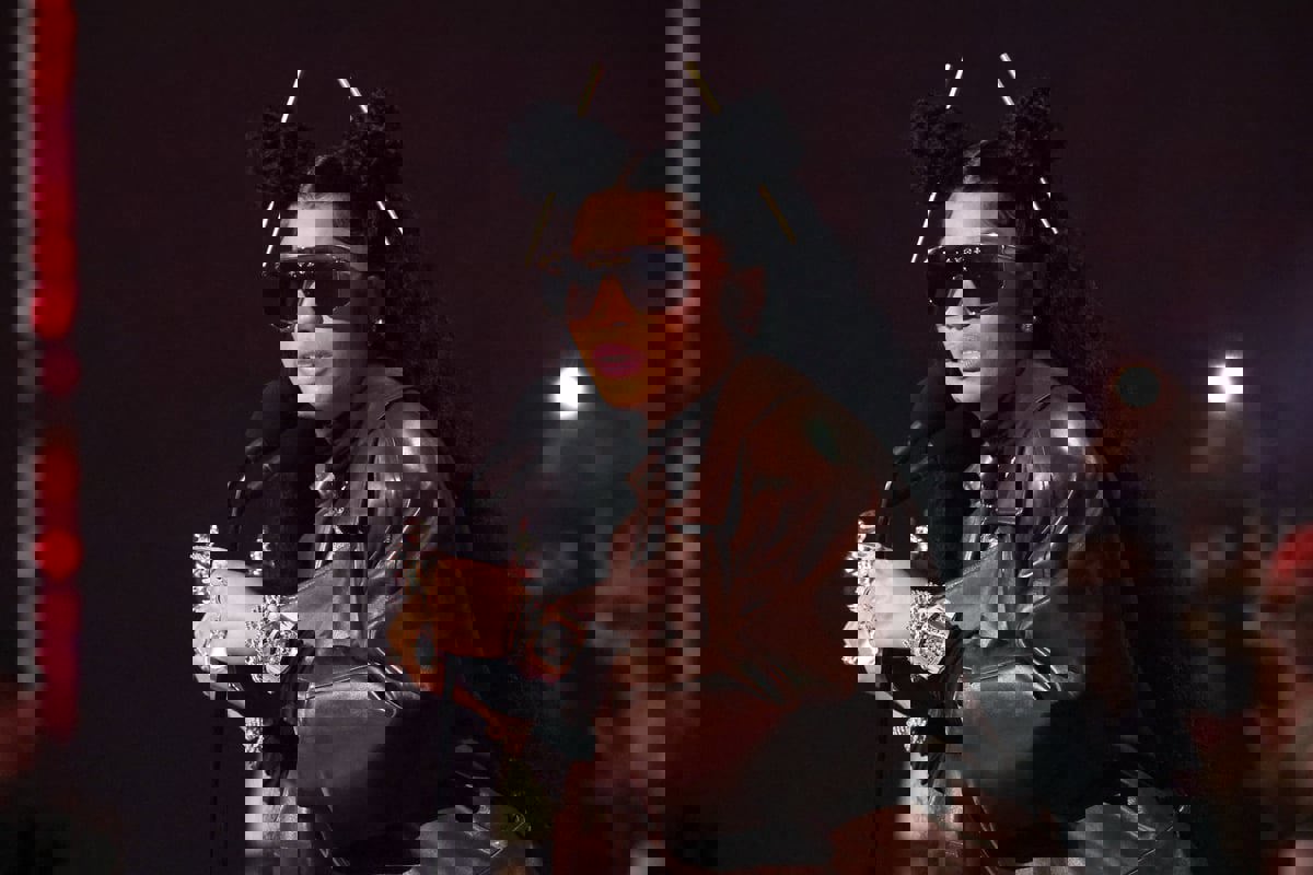 نيكي ميناج تعتذر لمعجبيها وتكشف تفاصيل اعتقالها في أمستردام