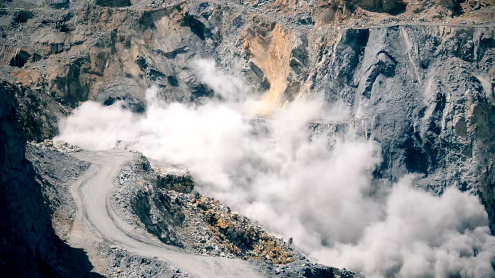 اليمن.. انهيار جبلي بسبب الأمطار يغلق الطريق ويتسبب بإصابات (صور)