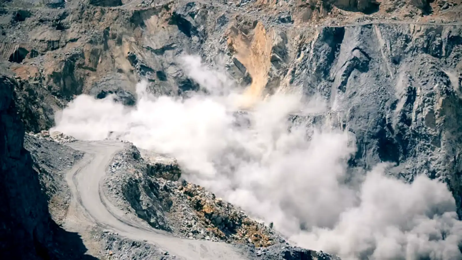 اليمن.. انهيار جبلي بسبب الأمطار يغلق الطريق ويتسبب بإصابات (صور)