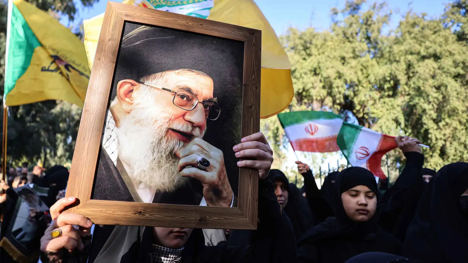 "خط أحمر".. جنرال إيراني يتوعد برد "قاطع وحاسم" على المساس بخامنئي