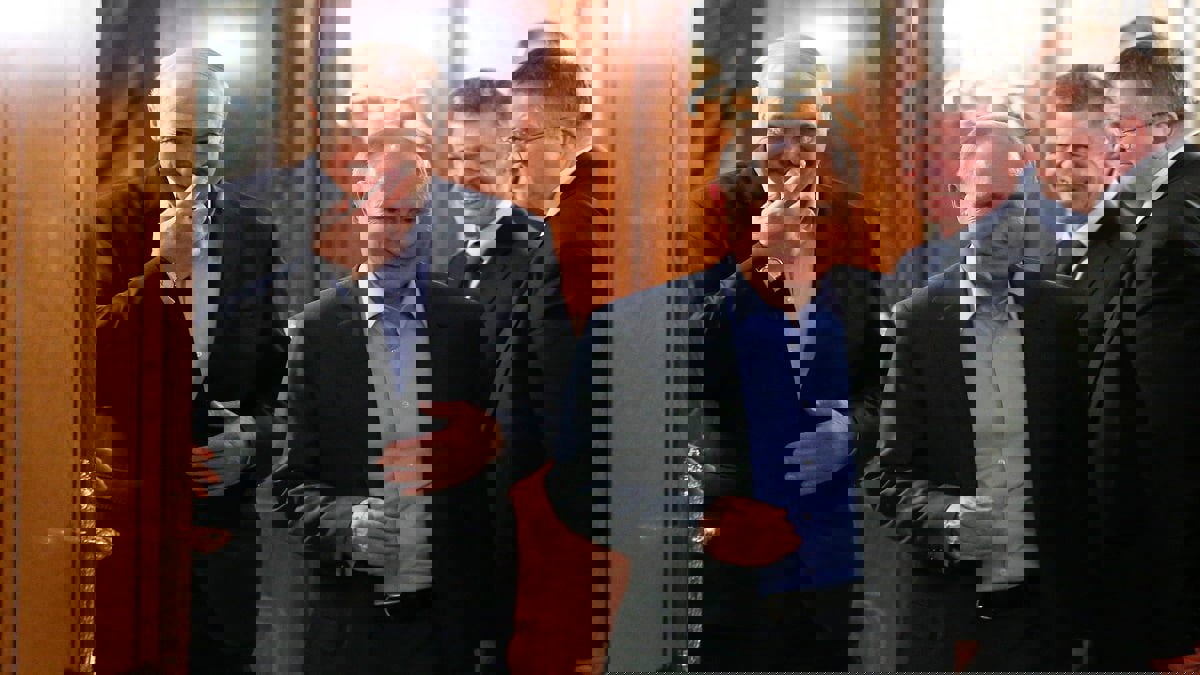 رئيس روسيا البيضاء يعلن طلبه أسلحة من بوتين والكرملين ينفي