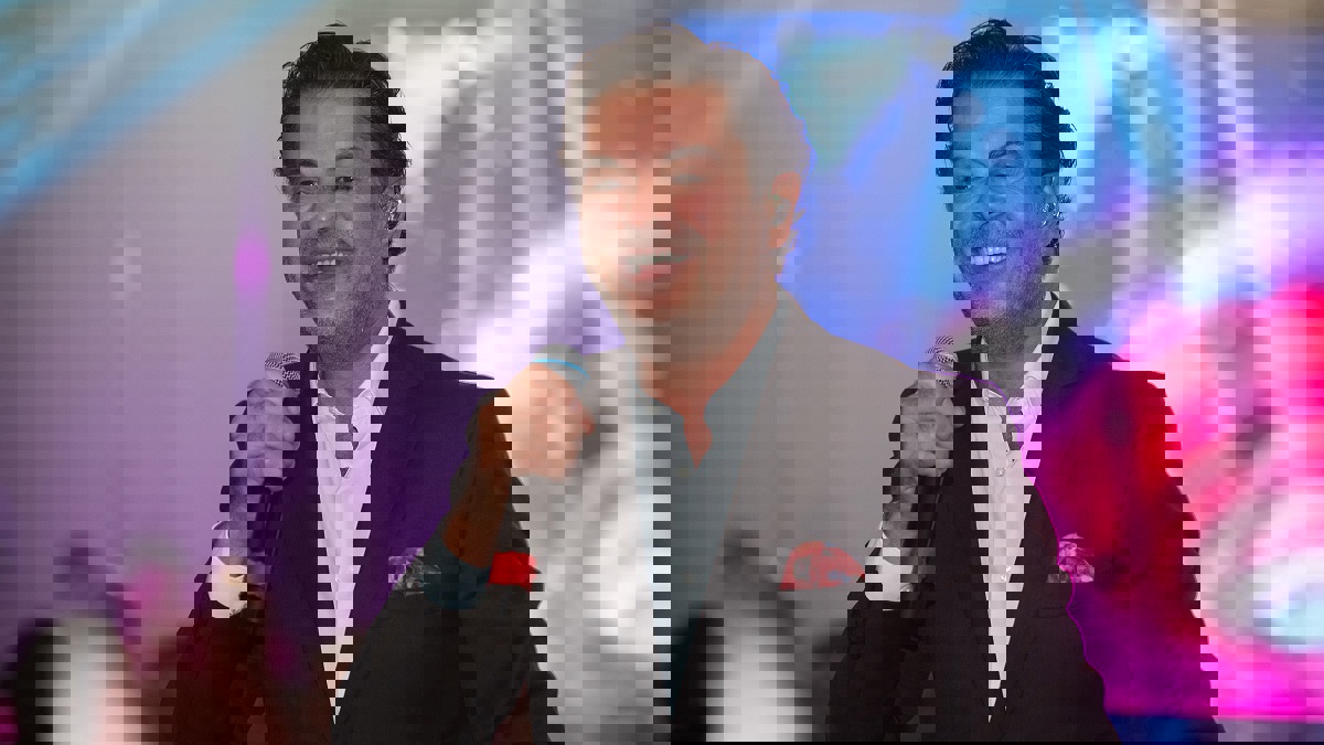 معجبة تحتضن راغب علامة على المسرح بطريقة غريبة ‎