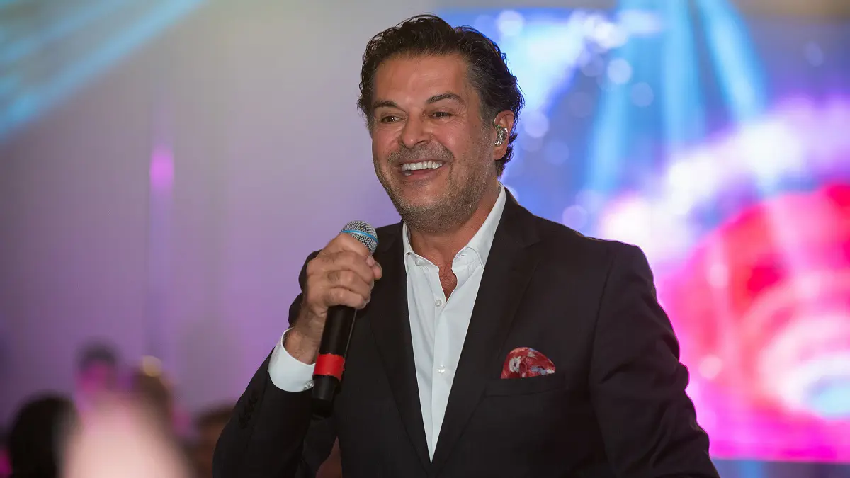 معجبة تحتضن راغب علامة على المسرح بطريقة غريبة ‎