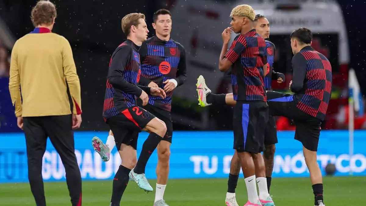 خصم نقاط أو استبعاد من دوري أبطال أوروبا.. "يويفا" يرعب برشلونة