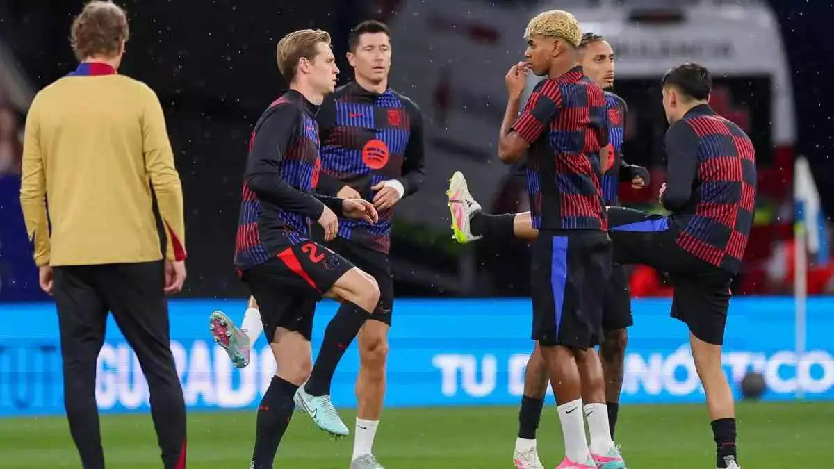 خصم نقاط أو استبعاد من دوري أبطال أوروبا.. "يويفا" يرعب برشلونة