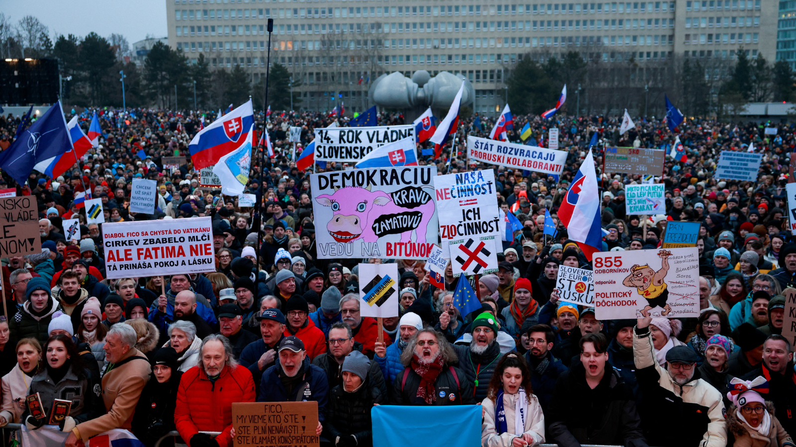 الآلاف يتظاهرون ضد روبرت فيكو في سلوفاكيا