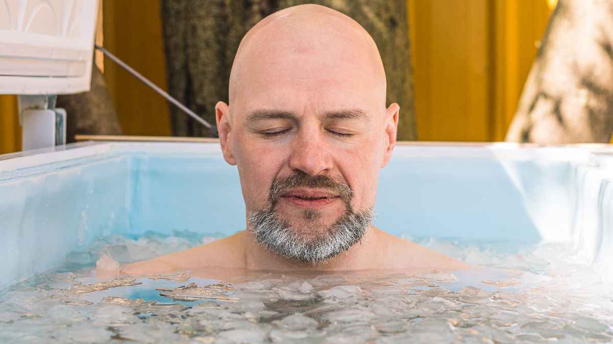 "حمام الثلج".. الحقيقة الصادمة وراء طريقة التعافي الشهيرة