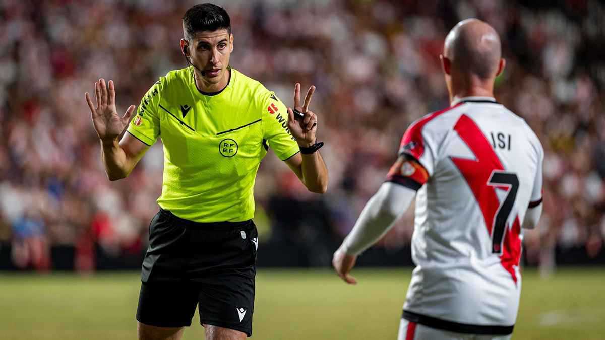 لم أعترف بشيء.. حكم مباراة برشلونة وفاليكانو يفجّر أزمة جديدة