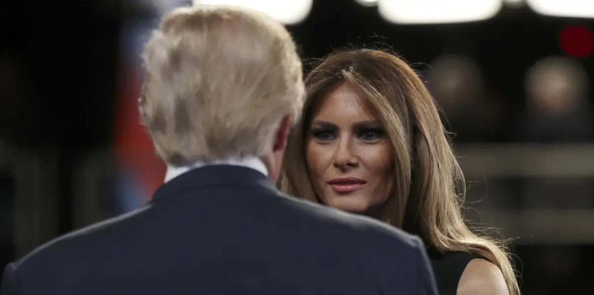 كيف بدا ترامب وميلانيا لحظة مغادرتهما السعودية؟ (صور)