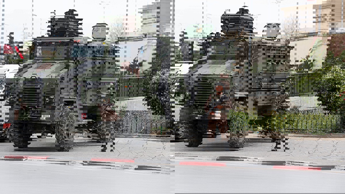 كسر حظر التجول والدعاء "جماعة" بزوال "كورونا".. من يقف وراء المسيرات الليلية في تونس؟ (فيديو)