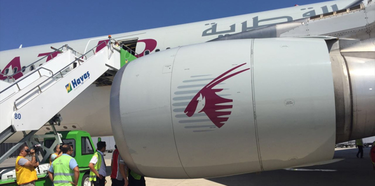 بالفيديو.. لحظة اشتعال النار بمحرك طائرة قطرية في مطار أتاتورك