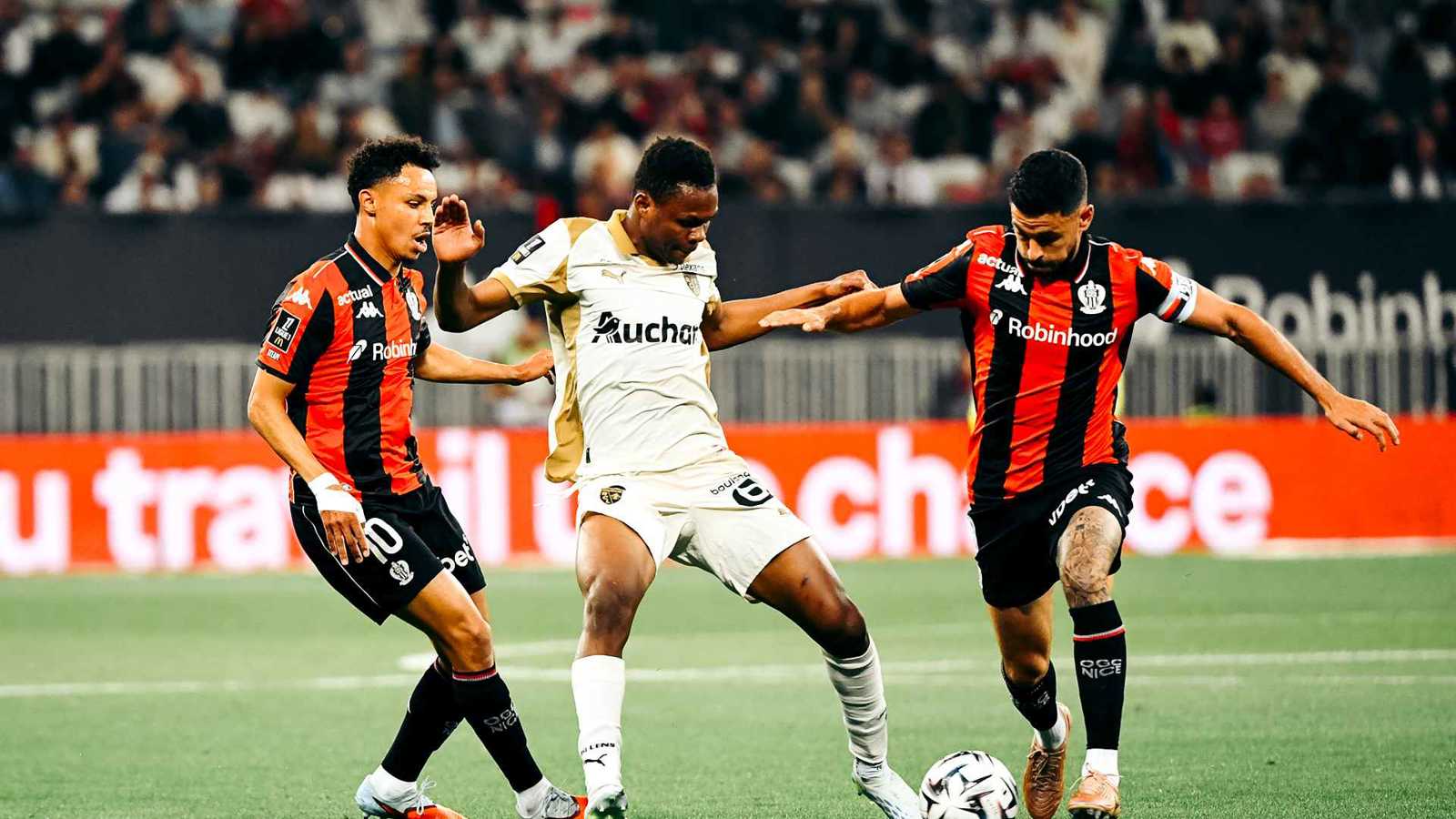 ماذا يحتاج لانس الذي يضم سعود عبد الحميد للتتويج بالدوري الفرنسي؟ 