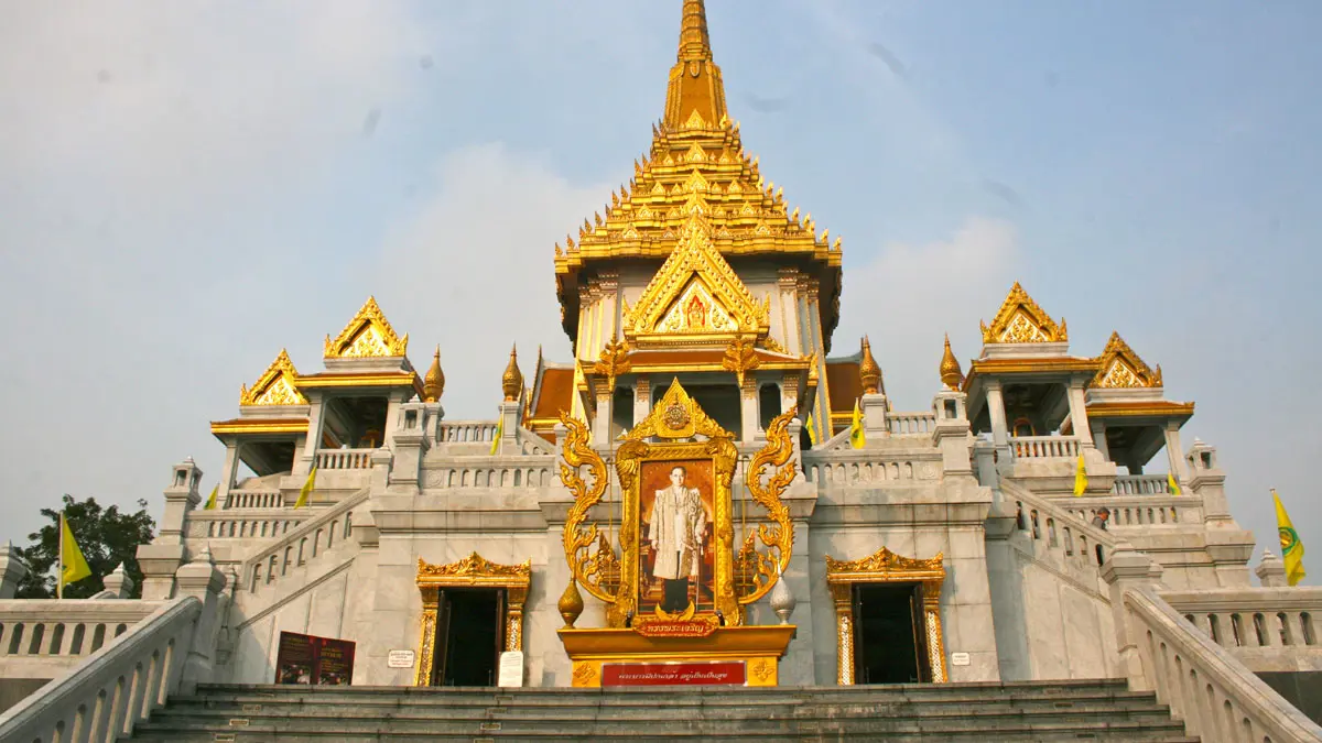 راهب بوذي يتعاطى المخدرات ويقيم "حفلات جنسية" داخل معبد