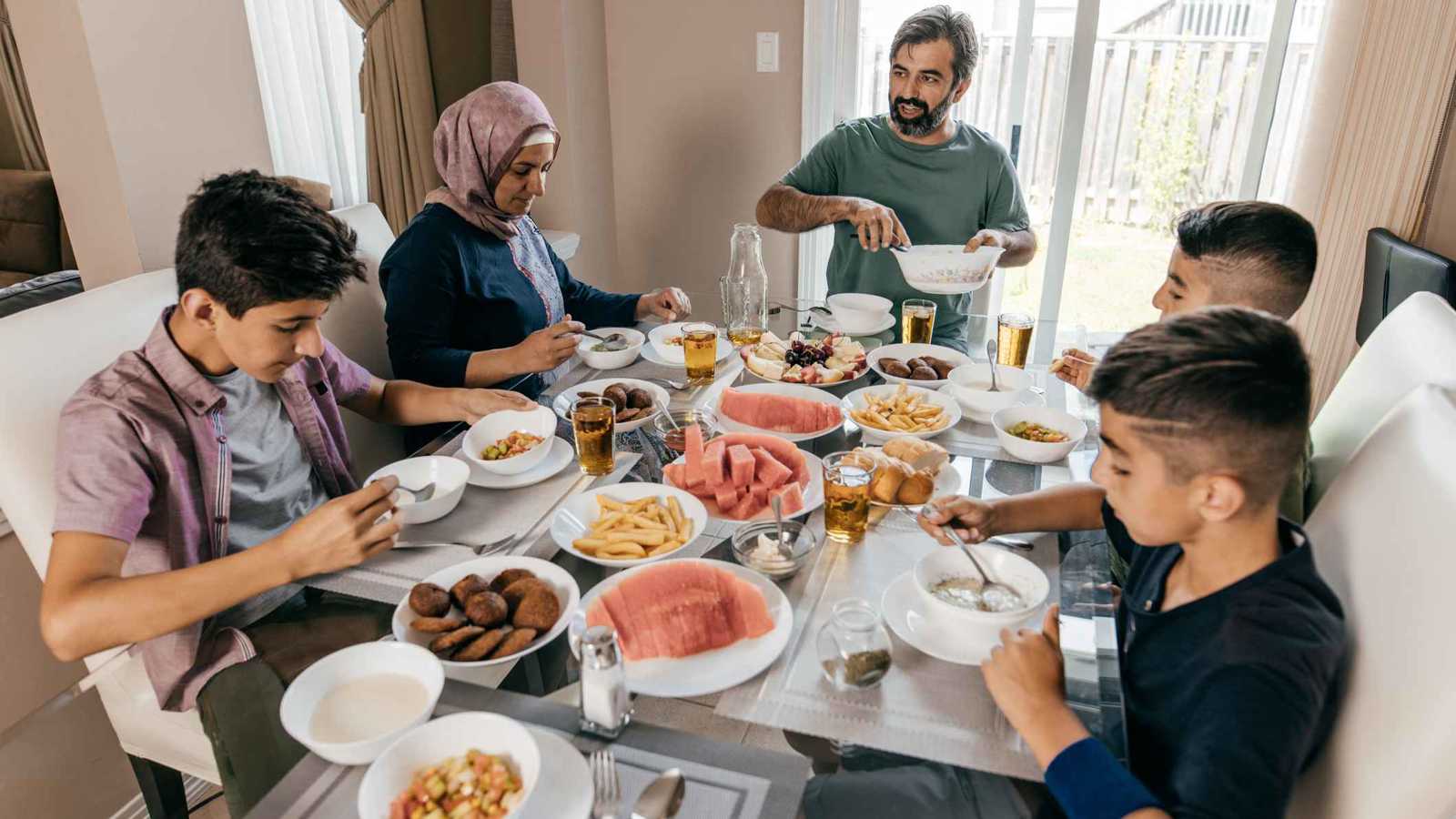 كيف تحسّن الوجبات العائلية صحة الأطفال النفسية والجسدية؟