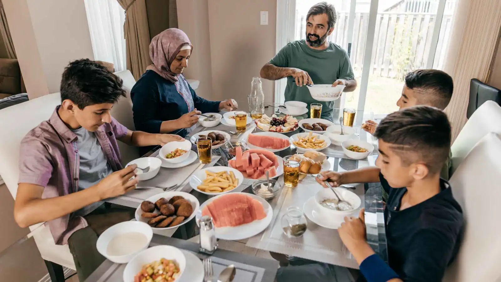 كيف تحسّن الوجبات العائلية صحة الأطفال النفسية والجسدية؟