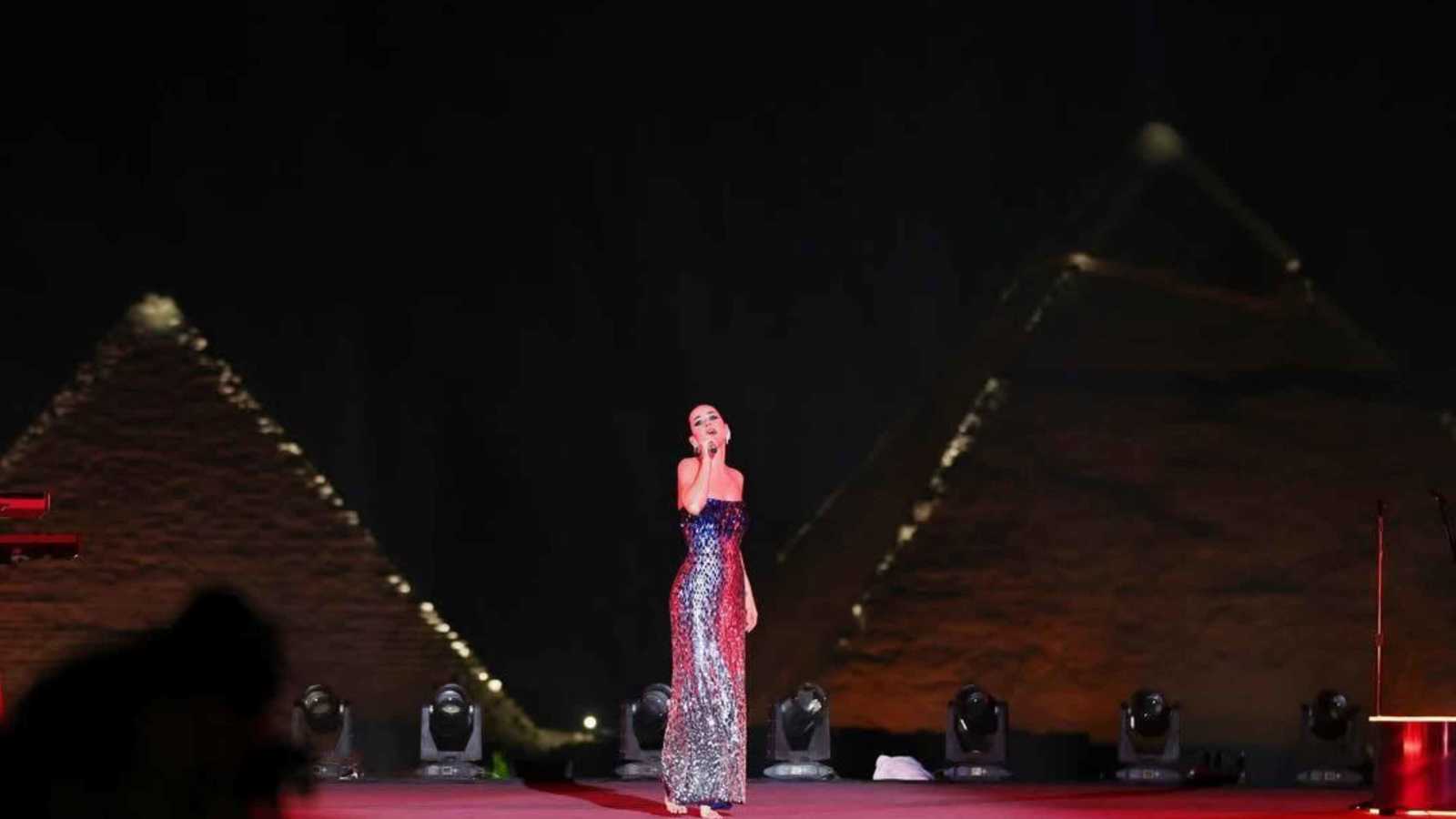 كيف تفاعل المصريون مع حفل كاتي بيري في سفح الأهرامات؟ (فيديو)