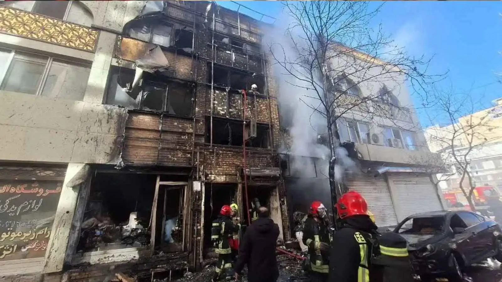 16 إصابة بحريق ضخم رافقته انفجارات في مشهد الإيرانية (فيديو)