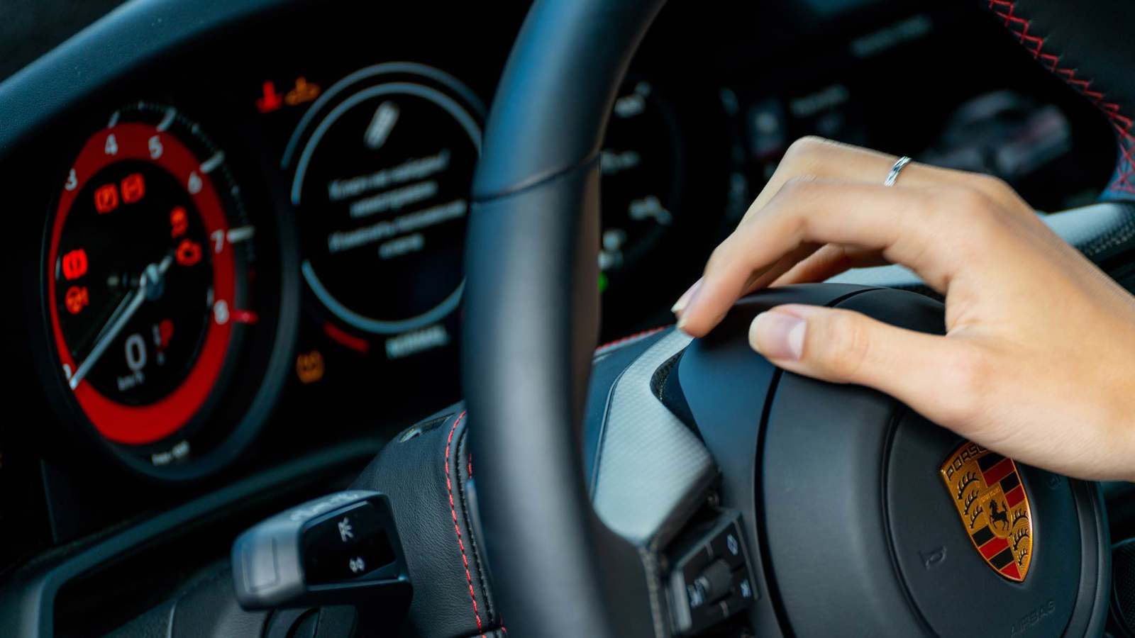 بورش داخل علبة هدايا تذهل الزوار في منتجع (فيديو)