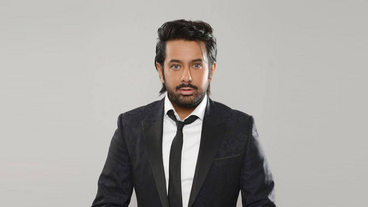 الإعلامي الكويتي صالح الراشد يرد على الساخرين من ملابسه