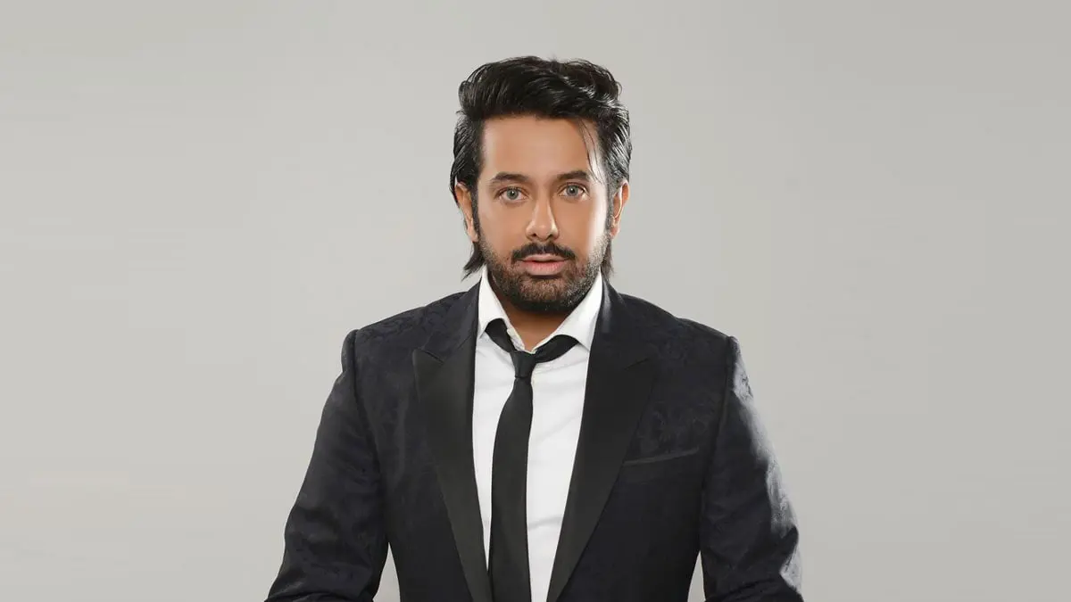 الإعلامي الكويتي صالح الراشد يرد على الساخرين من ملابسه