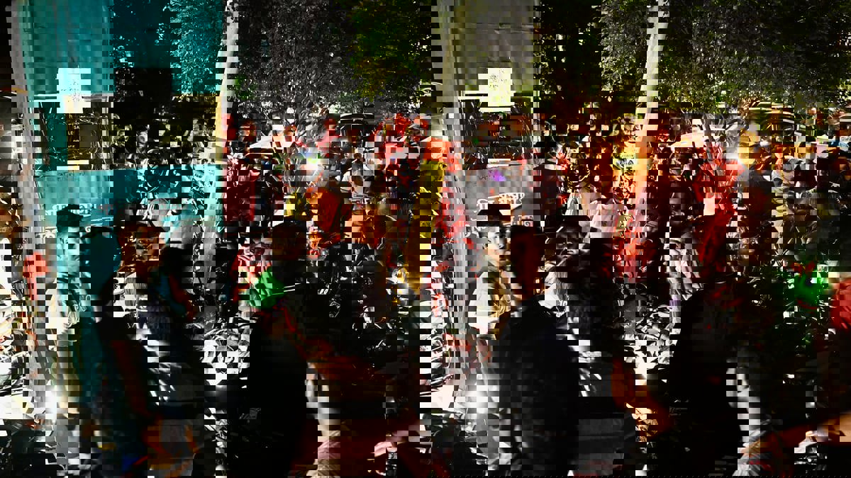 الآلاف يتوافدون إلى محطات الوقود في بنغلاديش قبيل تطبيق قرار رفع الأسعار