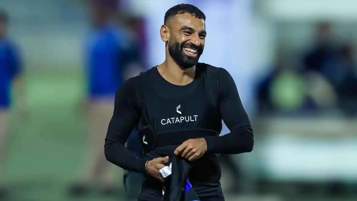 هدية محمد صلاح لنجمي منتخب مصر (صور)