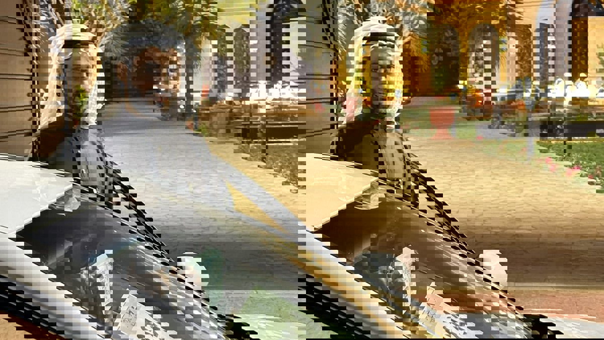 السعودية.. شيخ قبيلة يقدم هدايا "استثنائية" لبطل حادثة الخرج (فيديو)