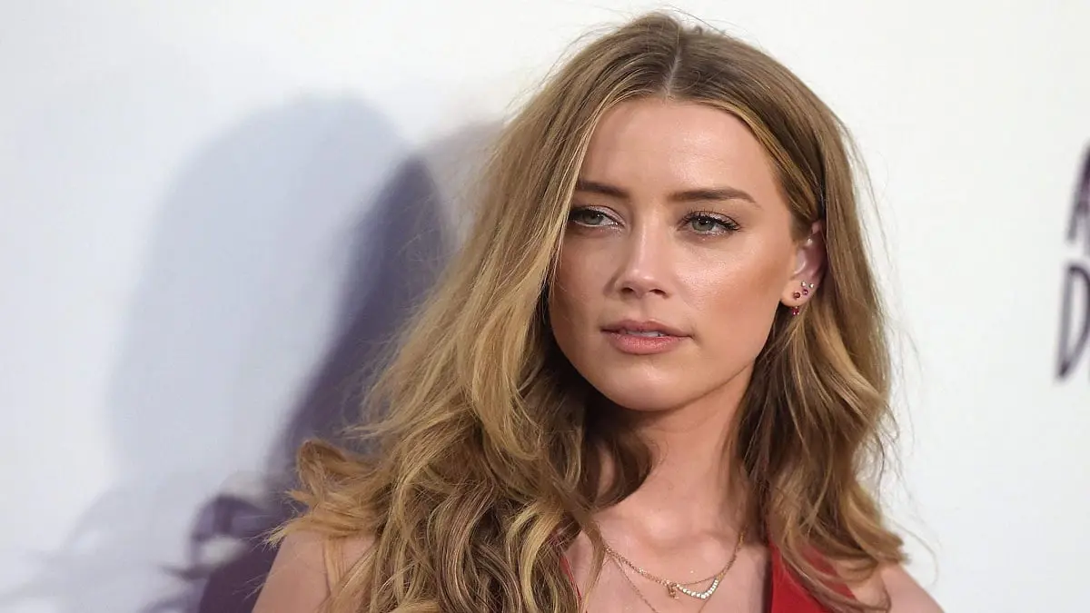 آمبر هيرد تتعرض لموجة انتقادات بسبب ملابسها "غير اللائقة" داخل مسجد في تركيا