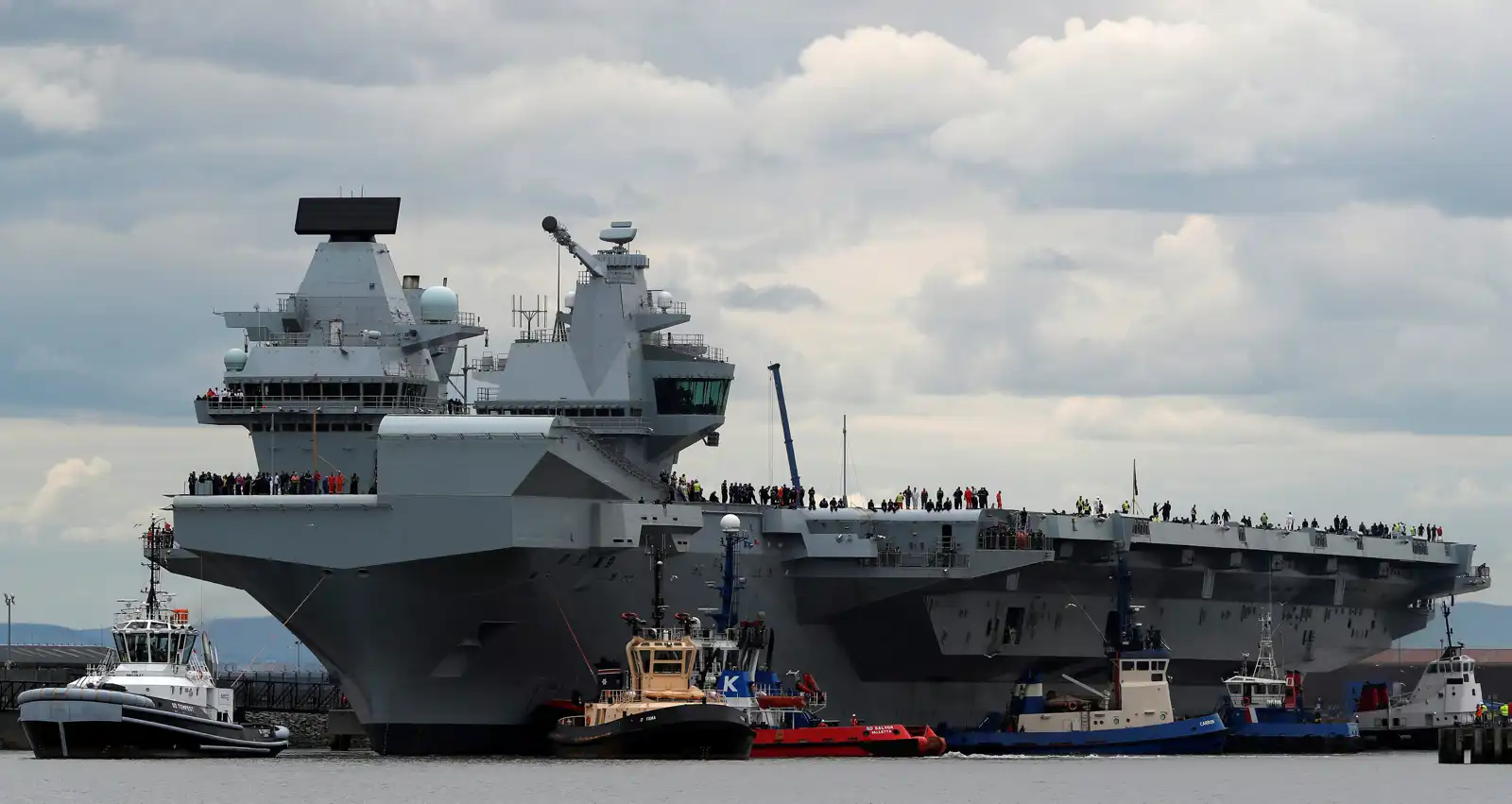حاملة الطائرات البريطانية HMS Queen Elizabeth