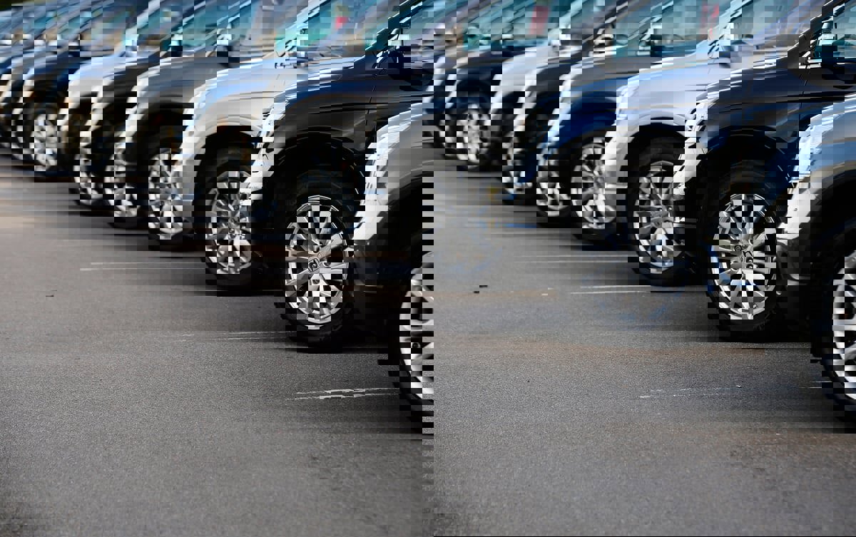 دولة أوروبية تعرض موقفاً للسيارات بمبلغ خيالي (فيديو)