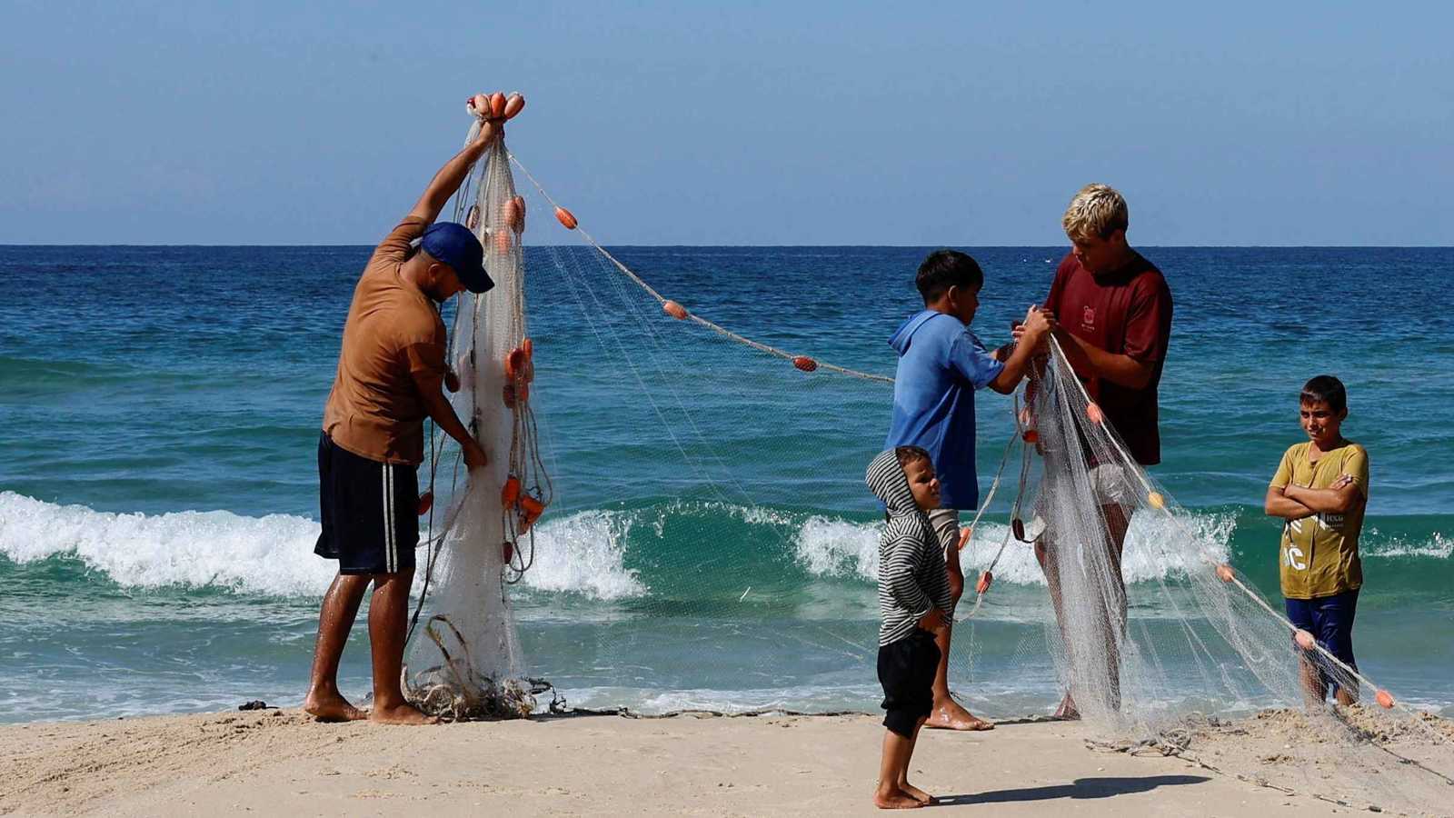 بينهم 14 صيادًا.. إسرائيل تنفذ حملات اعتقال في الضفة وغزة