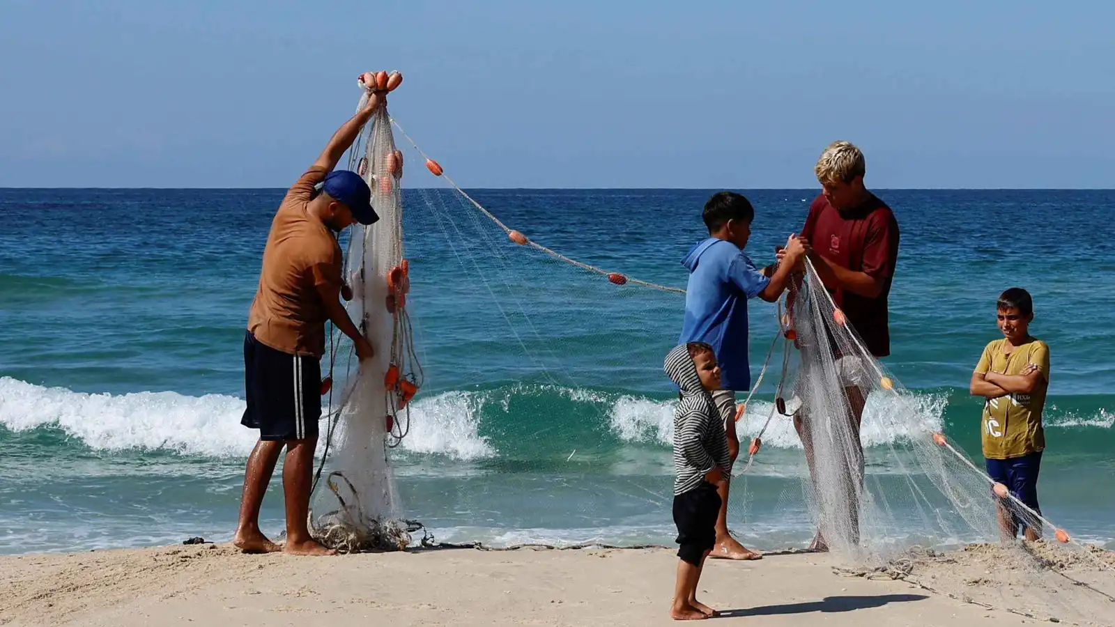 بينهم 14 صيادًا.. إسرائيل تنفذ حملات اعتقال في الضفة وغزة