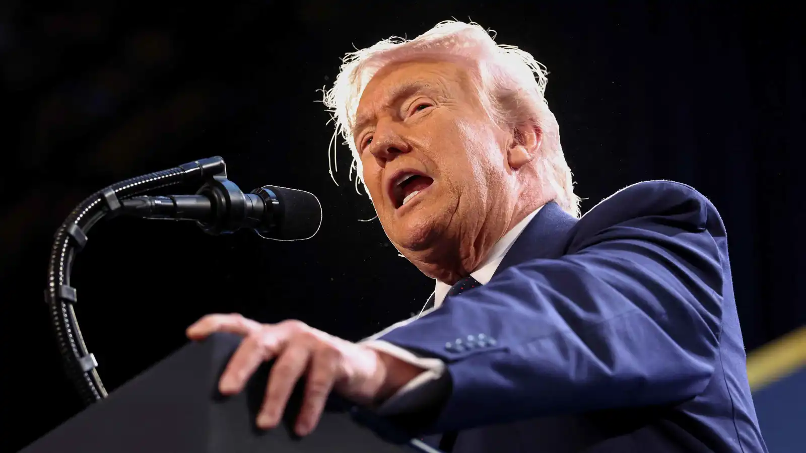 ترامب يدرس تخفيف العقوبات على النفط الروسي