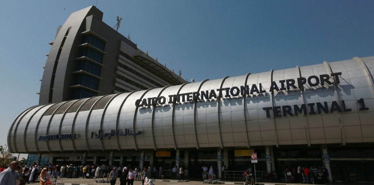 توقيف مسافر في مطار القاهرة بسبب بدانته