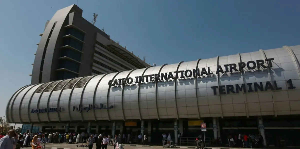 توقيف مسافر في مطار القاهرة بسبب بدانته