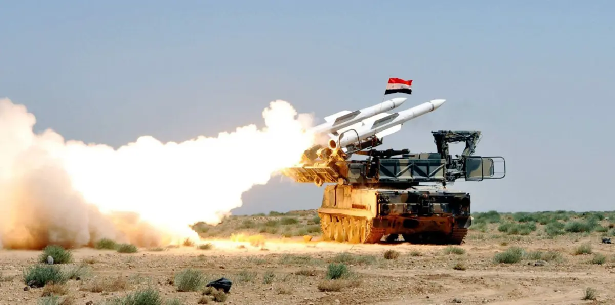 الدفاع الجوي السوري يعترض هجومًا صاروخيًا استهدف مطارًا عسكريًا قرب حمص