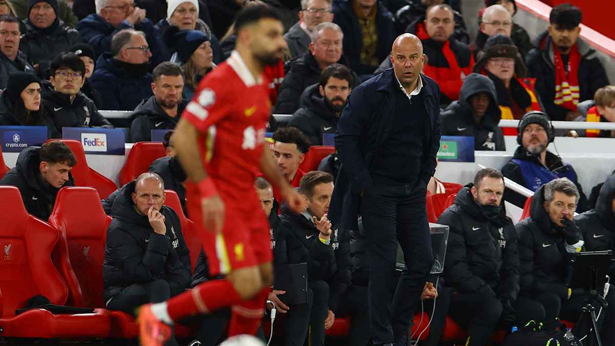 أرني سلوت يحسم موقف نجم ليفربول من المشاركة ضد نيوكاسل