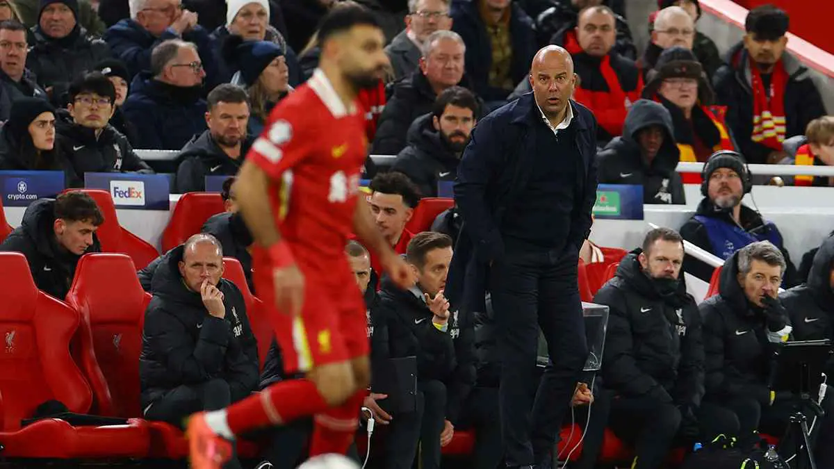 أرني سلوت يحسم موقف نجم ليفربول من المشاركة ضد نيوكاسل