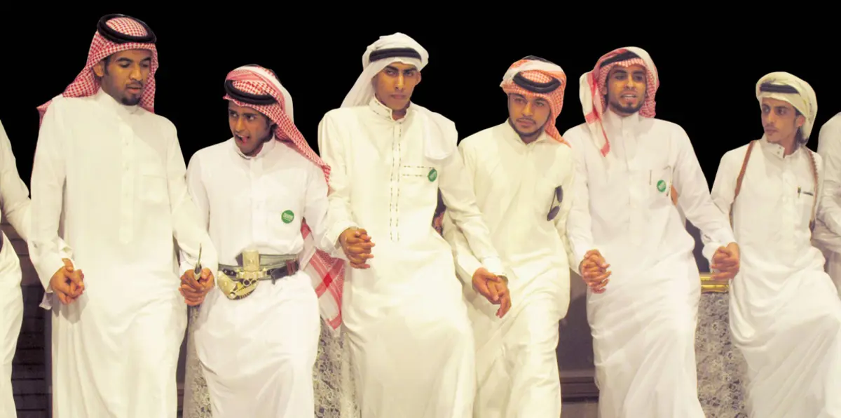 سائحات أمريكيات في السعودية يرقصن "العرضة" (فيديو)