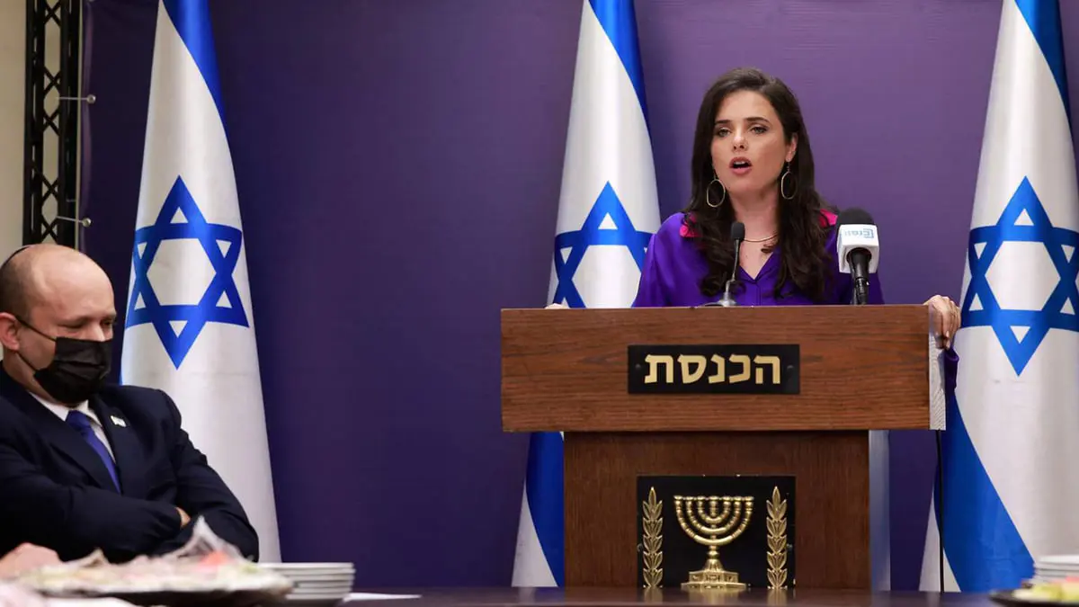 إعلام عبري: وزيرة الداخلية تثير مخاوف الائتلاف الحاكم باتصالاتها مع "الليكود"