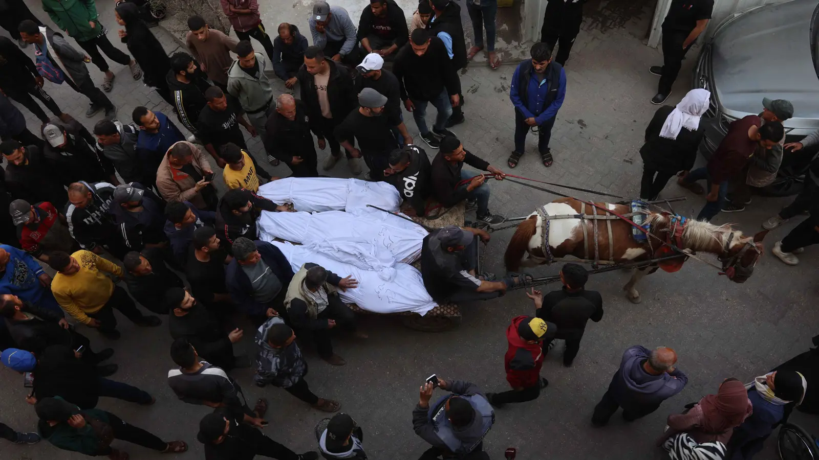 غزة.. الغارات الإسرائيلية ترفع حصيلة القتلى إلى 413