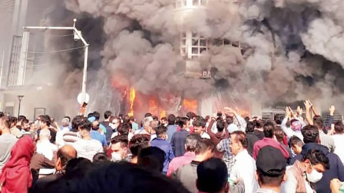 إيران.. استقالة نائب عن طهران وزعيم إصلاحي يدعو روحاني للتنحي