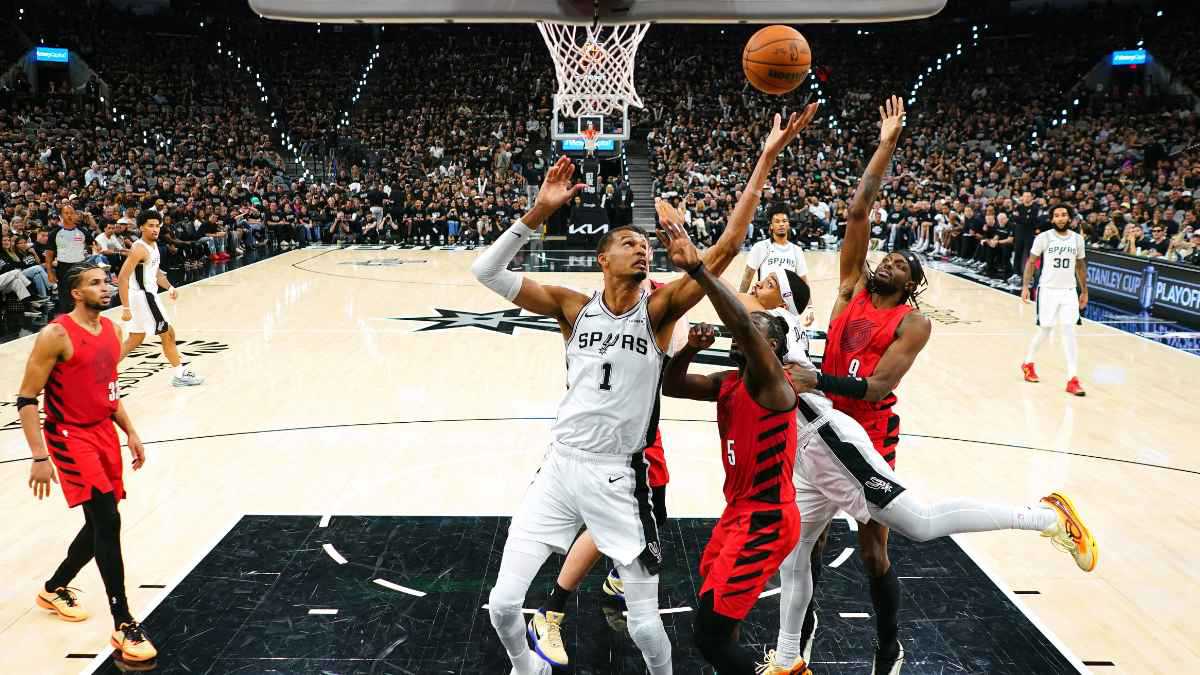 NBA.. فوكس يقود سبيرز لحسم سلسلة الأدوار الإقصائية أمام بليزرز 