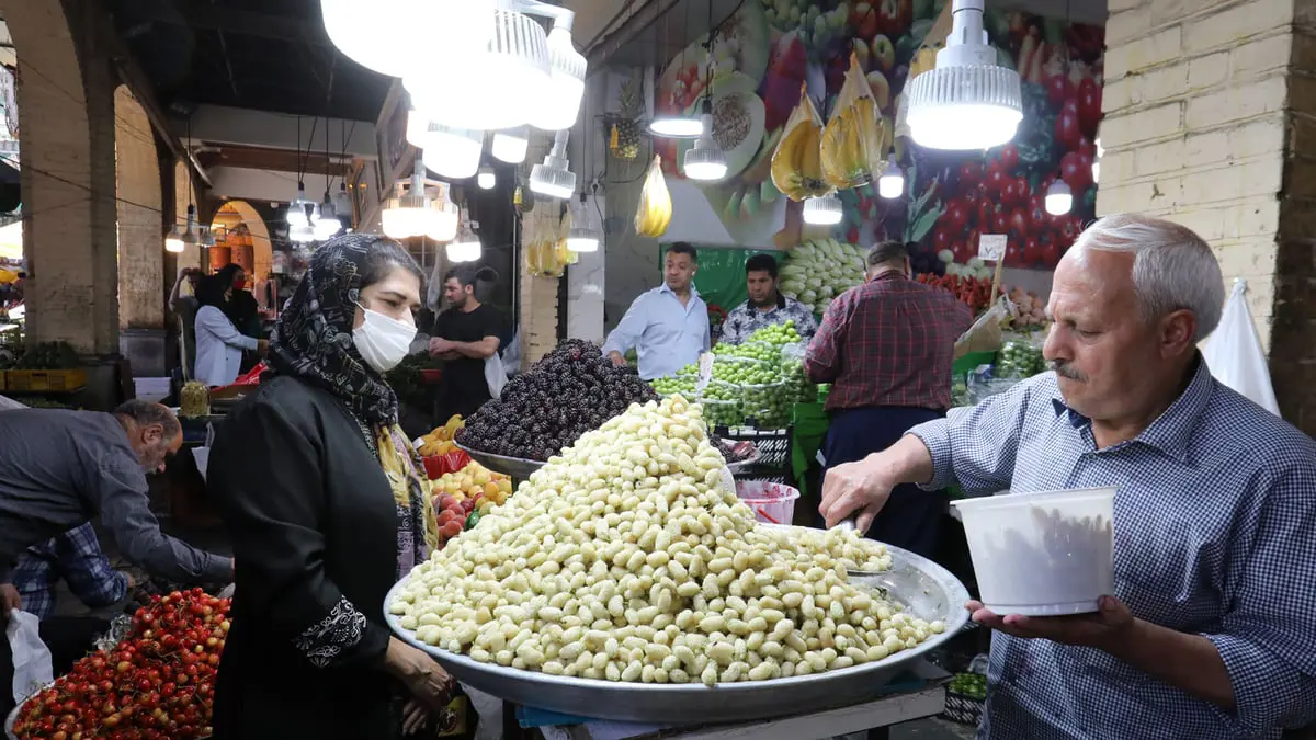 قدرة الإيرانيين الشرائية تتآكل على وقع تضخم متسارع