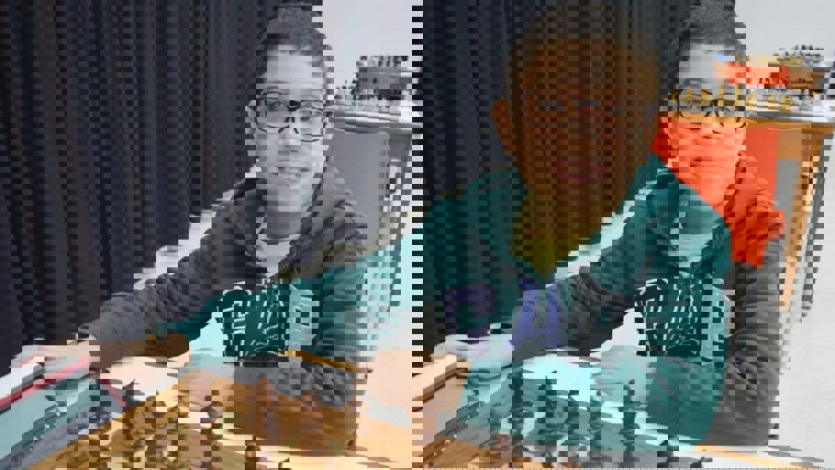 طفل أرجنتيني بعمر العشر سنوات يهزم بطل العالم في الشطرنج