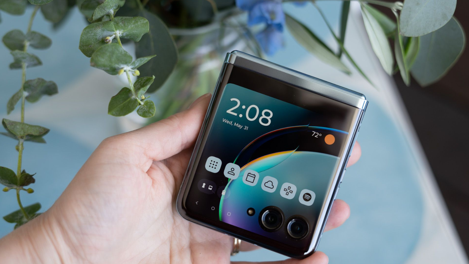 أبل تتخلف عن سباق الهواتف القابلة للطي.. فهل تخاطر بخسارة العملاء؟