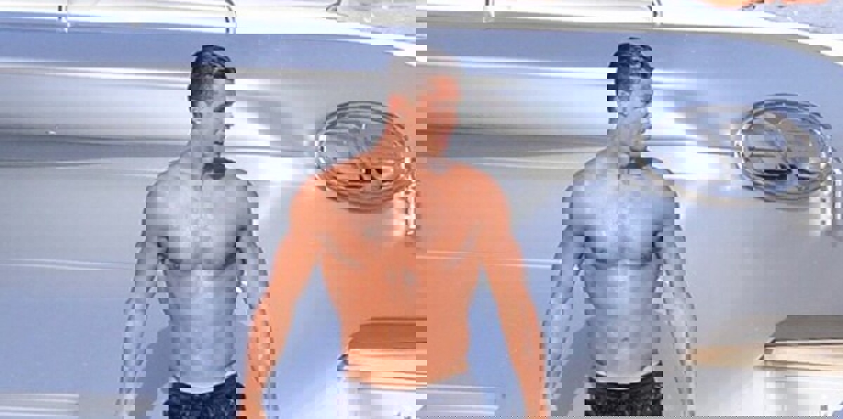 مكسيكية جميلة تزور رونالدو سرًا (صور)