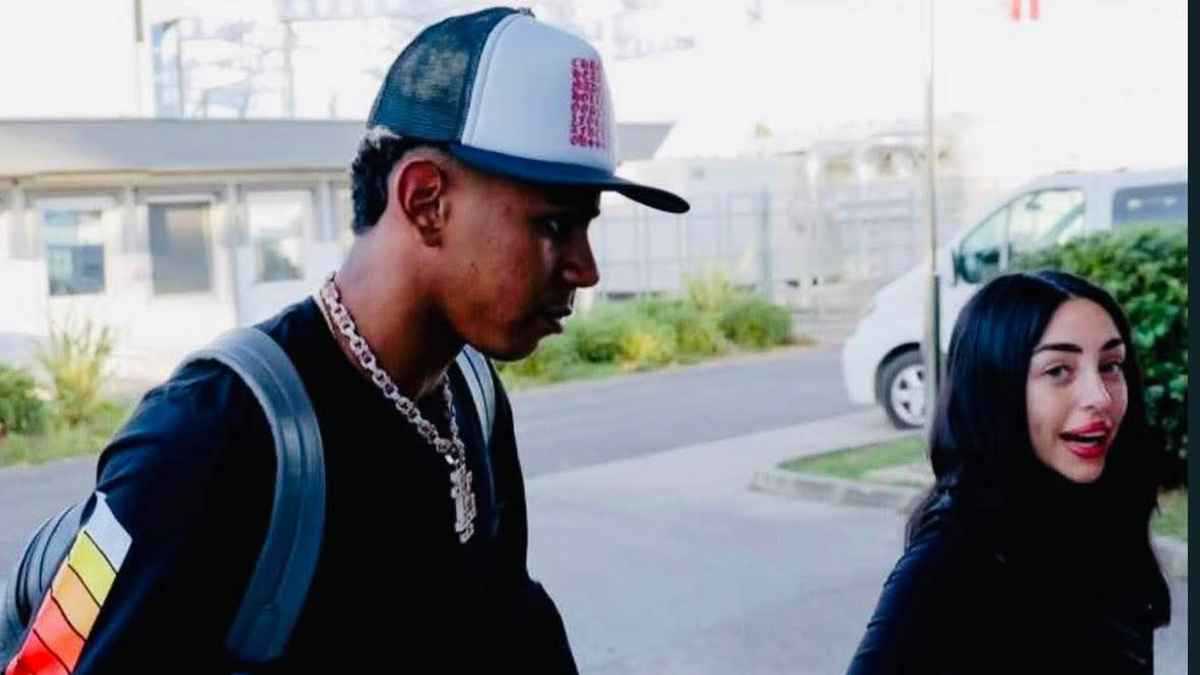 نيكي نيكول تصطحب لامين يامال في سيارتها بعد تدريب برشلونة (فيديو)